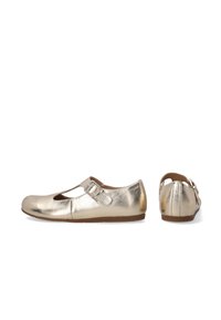 Gouden Mary Jane-schoenen met een band en gesp, met een ronde neus en een zachte, gladde afwerking; weergegeven vanuit zij- en achterkant.