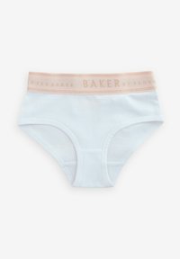 Baltā kokvilnas apakšbikses ar gaiši rozā elastīgu jostu, kurā ir metāliskas burtu rakstības "BAKER". Gluda tekstūra un klasiskas griezuma dizains.