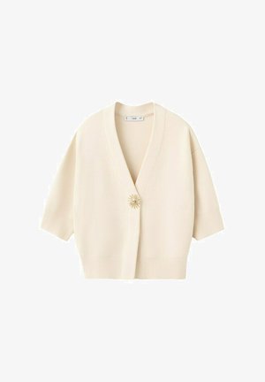 Cárdigan de manga corta color crema con escote en V y cierre frontal en el centro con un solo botón decorativo en forma de sol.