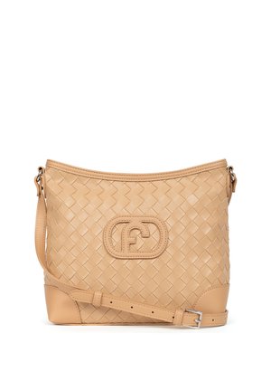 Sac bandoulière en cuir tissé beige avec une bandoulière réglable et un logo rectangulaire embossé arrondi sur le devant, sur fond blanc.