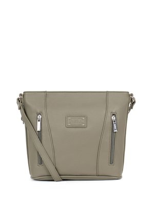 Sac bandoulière en cuir gris avec deux poches verticales zippées et une sangle d’épaule réglable, plaque logo sur le devant centrée entre les fermetures éclair.
