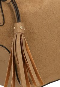 Eckige Handtasche aus braunem Wildleder mit texturiertem Oberflächenmuster, die mit einem braunen Lederakzent, mehreren langen Quasten und Details aus Messinghardware versehen ist.