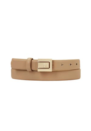 Ceinture en cuir beige avec une boucle carrée en or, dotée de trous ajustables et d'une texture lisse. Design simple sans motifs supplémentaires.