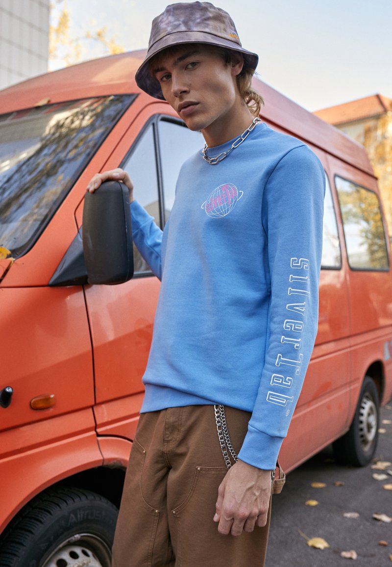 Levi's® STANDARD FIT GRAPHIC CREWNECK SWEATSHIRT - Sudadera - silvertab/silver lake blue