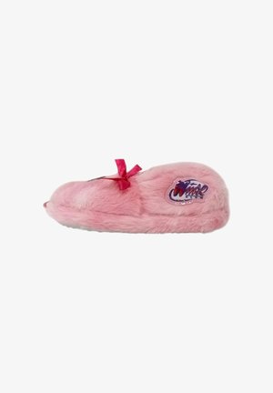 Pantofole rosa pelose con un piccolo fiocco rosso sulla parte superiore e una toppa con il logo multicolore "Winx Club" sul lato.