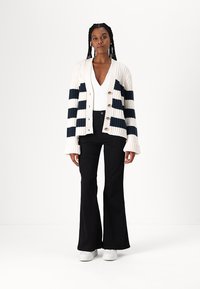 Tommy Jeans FLAG - Chaqueta de punto - ancient white