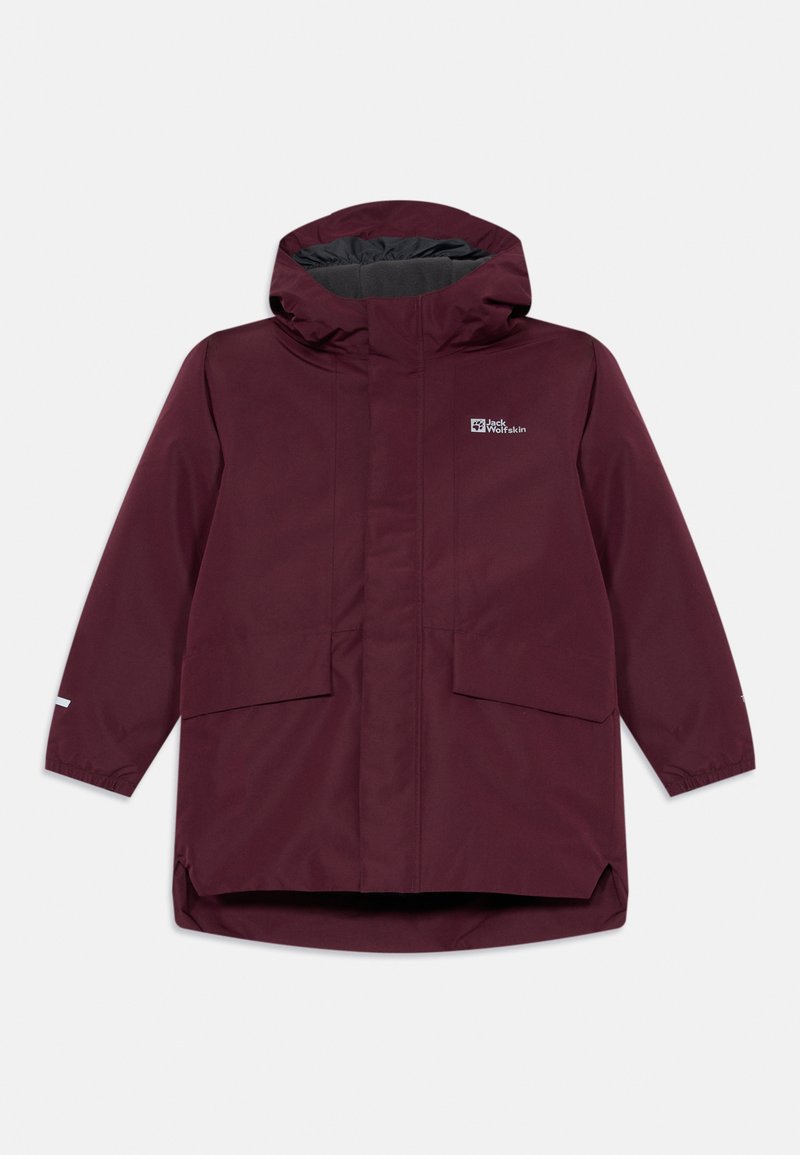 Veste imperméable bordeaux avec capuche, fermeture éclair à l'avant, deux grandes poches et un logo sur la partie supérieure gauche de la poitrine. Texture lisse, coupe décontractée.