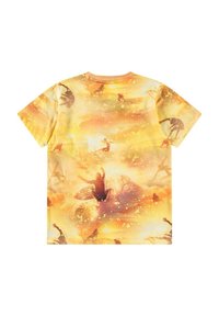 Lyhythihainen t-paita keltaisena, jossa on surf-teemainen graafinen suunnittelu, jossa useita surffaajia on esitetty abstraktin, aallokon kaltaisen taustan päällä.