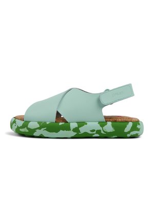 Mintgrön konstläder sandal med korsade remmar, en korkfotbädd och en grönt kamouflagemönstrad sula. Justerbar hälrem ingår.