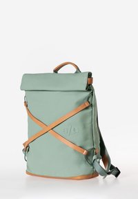 Grüner Rolltop-Rucksack aus strapazierfähigem Material mit hellbraunen Lederakzenten und verstellbaren Trägern. Verfügt über ein minimalistisches Design mit eingeprägtem Logo.