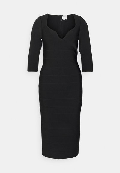 Czarna dopasowana sukienka z trzema ćwiartkami rękawów, głębokim dekoltem w kształcie V oraz poziomymi paskami. Wykonana z teksturowanego materiału, o długości do kolan.
