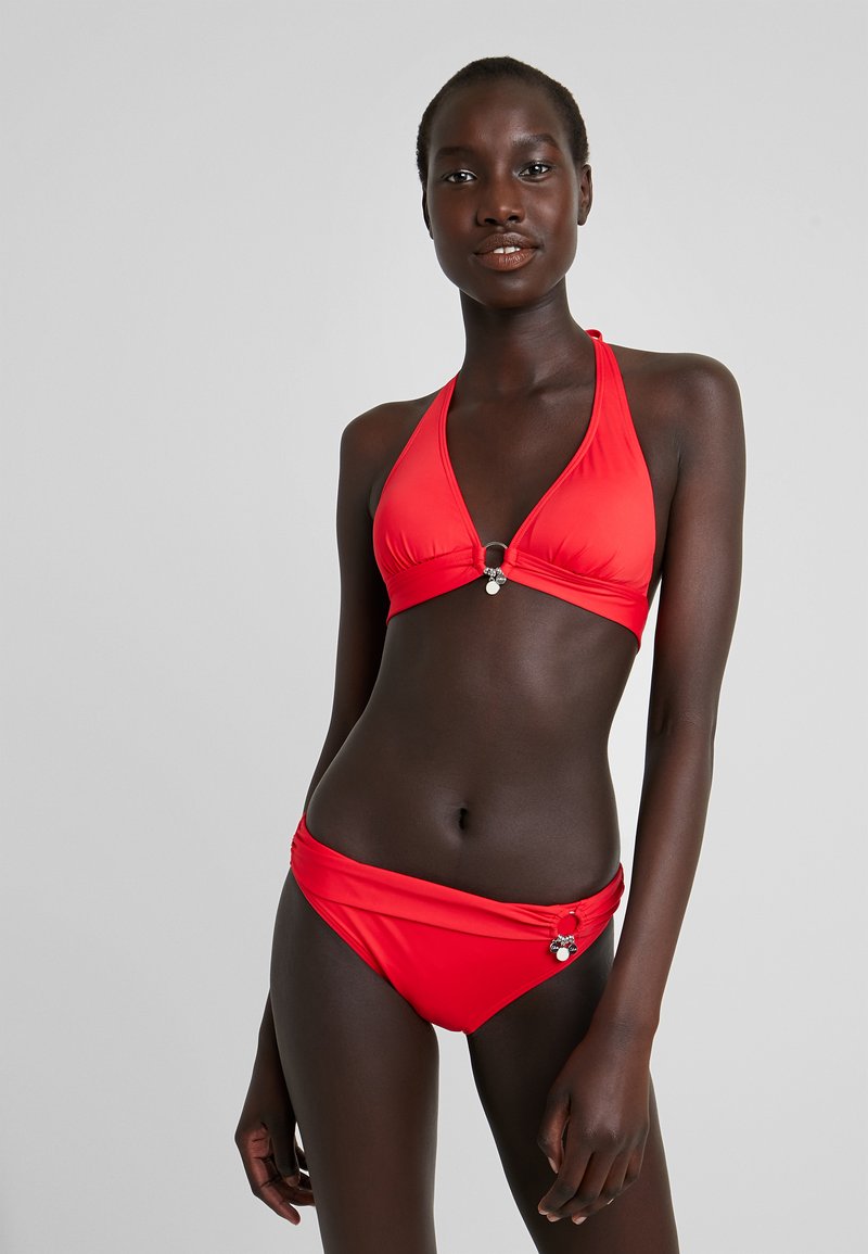 Rotes Bikini-Set mit einem Haltertop und dekorativem Ringdetail sowie passenden Unterteilen mit seitlichen Akzenten. Glatte, elastische Stofftextur.