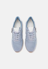 Baskets bleu clair avec une tige en mesh et en daim, dotées d'accents blancs, de lacets ronds et d'un détail de fermeture éclair sur le côté pour un enfilage facile.