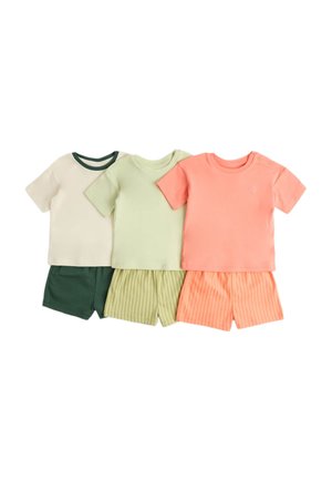 Tre sæt kortærmede skjorter og shorts til småbørn i creme med grøn, lysegrøn med striber og koral med striber.