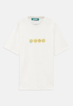 Hvid bomulds t-shirt med fire gule smiley-ansigtsemojis med forskellige udtryk trykt på fronten. Klassisk crew neck design.