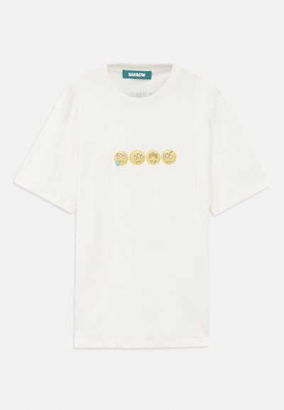 Hvid bomulds t-shirt med fire gule smiley-ansigtsemojis med forskellige udtryk trykt på fronten. Klassisk crew neck design.