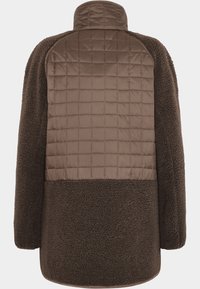 Bruine buitenjack met een gewatteerde bovenkant en een textuur fleece onderkant, met een hoge kraag en lange mouwen.