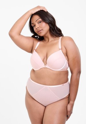 Lichtroze lingerie set met een gladde beugelbh met verstelbare bandjes en een hooggetailleerde slip met doorschijnende paneel-details.