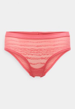 Koralų nėrinių kelnaitės, pagamintos iš minkštos audinių mišinio, be siūlių liemens juostos ir su banguotu raštu visame paviršiuje, suteikiančiu papildomo tekstūros efekto.