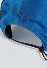 Gorra azul con textura lisa, forma curva y correa ajustable negra. Presenta costuras en contraste y un diseño elegante.