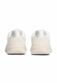 Białe sneakersy z teksturowaną cholewką, zamszowymi akcentami, srebrnym elementem na pięcie oraz beżową gumową podeszwą z wzorzystym bieżnikiem.