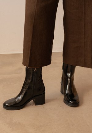 BALAGAN TEKEN - Botines con plataforma - glossy black