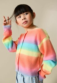 Cardigan de punto suave y colorido con rayas arcoíris en tonos pastel; cuello redondo y cierre de botones; puños acanalados en azul claro y rosa.