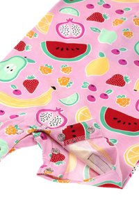 Rosa Baumwollstoff mit bunten Obstmustern, darunter Wassermelonen, Erdbeeren und Zitronen. Mit Druckknopfverschluss für ein einfaches An- und Ausziehen.