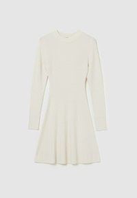 Abito in maglia bianco sporco, con maniche lunghe, scollatura rotonda e gonna ampia, caratterizzato da una texture a coste.