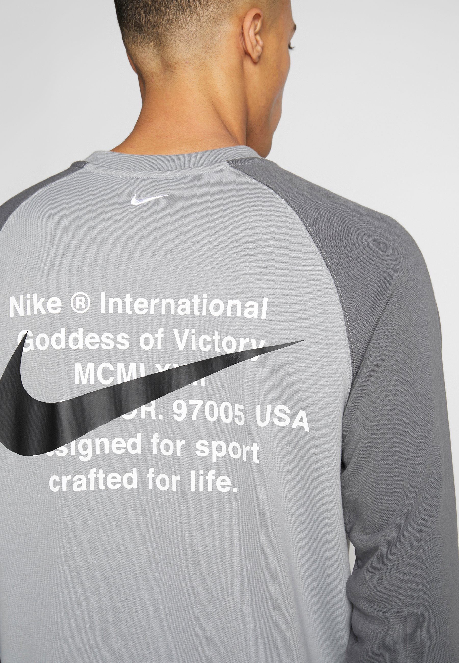 Nike Sportswear Sweatshirt particle greywhitedunkelgrau Nike Sportswear Sweatshirt particle greywhitedunkelgrau