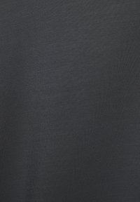 Tessuto grigio scuro con una fine e liscia texture. Il materiale presenta una sottile ribattitura orizzontale e un aspetto uniforme.
