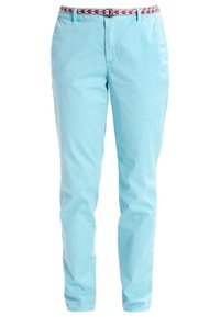 Jasnoniebieskie spodnie prostego kroju z różowym i białym wzorzonym paskiem, kieszeniami z przodu oraz rozporkiem na zamek.