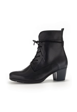 Bottine en cuir noir avec un bout arrondi, un laçage et un petit talon carré. Texture lisse et détails de couture simples.