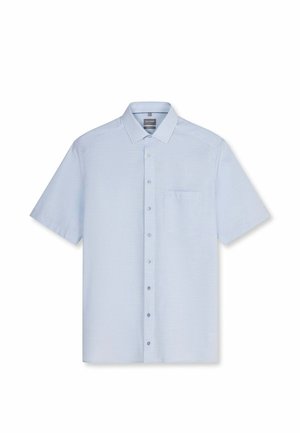 Hellblaues kurzärmeliges Hemd mit Knöpfen, Kragen und Brusttasche, flach vor weißem Hintergrund präsentiert.