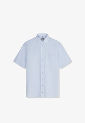 Hellblaues kurzärmeliges Hemd mit Knöpfen, Kragen und Brusttasche, flach vor weißem Hintergrund präsentiert.