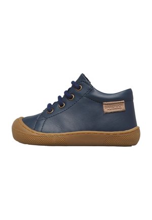 Scarpa da bambino in pelle blu navy con suola in gomma marrone, lacci blu navy e un'etichetta del marchio "Barefoot" sul lato.