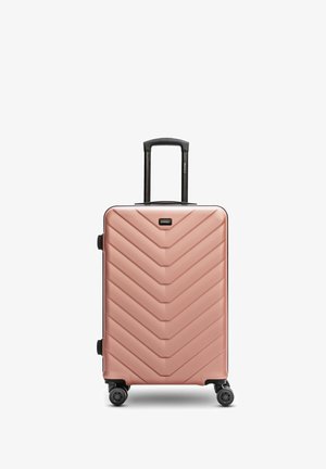 Maleta rígida de color rosa oro con patrón de chevrón, asa retráctil y cuatro ruedas giratorias para mayor movilidad. Presenta un acabado elegante.