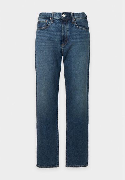 Jean droit en denim bleu avec fermeture avant par bouton et zip, passants pour ceinture, poches devant et derrière.