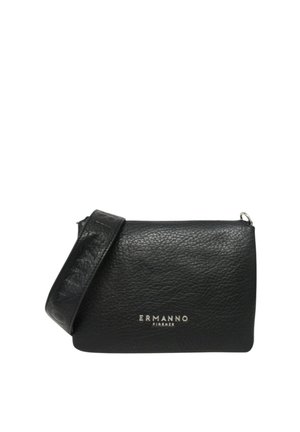 Borsa a tracolla in pelle nera texturizzata con tracolla larga e logo "ERMANNO FIRENZE" in argento sul davanti.