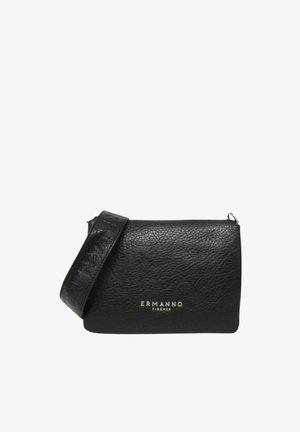 Borsa a tracolla in pelle nera texturizzata con tracolla larga e logo "ERMANNO FIRENZE" in argento sul davanti.