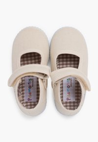 Scarpe Mary Jane in tela beige con cinturino, dotate di un rivestimento in gingham marrone e di una suola in gomma testurizzata. Ideali per le calzature dei bambini.
