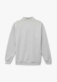 Szara bluza, miękka tkanina, długie rękawy, ściągacze przy mankietach i u dołu, minimalistyczny design z małym kołnierzykiem, bez dodatkowych wzorów czy akcentów.
