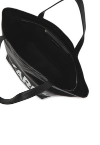 Borsa a tracolla nera con manici lunghi, superficie liscia, grande scomparto aperto, tasca con zip all'interno e grande lettering bianco sul lato.