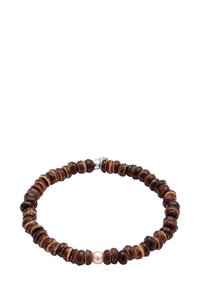 Brun träpärlor armband med växlande mörka och ljusa pärlor, med en enda krämfärgad pärla och ett metallspänne.