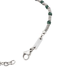 Stříbrný náramek s zelenými korálky a kovovými mezičlánky, s karabinovým zapínáním a štítkem s vygravírovaným nápisem "Breil."