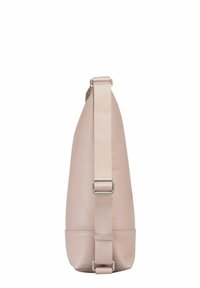 Sac d'épaule en cuir rose avec une surface texturée, une bandoulière en tissu réglable, des accessoires en argent et un design à fond effilé.