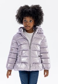 Blouson matelassé violet avec une finition brillante, rayures horizontales, fermeture éclair à l'avant et capuche. Comprend deux poches latérales et des poignets élastiques.