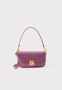 Μωβ δερμάτινη τσάντα χειρός με χρυσό κούμπωμα, καμπυλωτό λουρί ώμου και ομαλή υφή. Διαθέτει απλή ορθογώνια μορφή και ελάχιστες λεπτομέρειες.