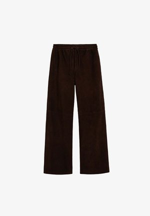 Pantalones marrones de corte ancho hechos de tela suave, con cintura elástica con cordón y dos bolsillos laterales para mayor practicidad.