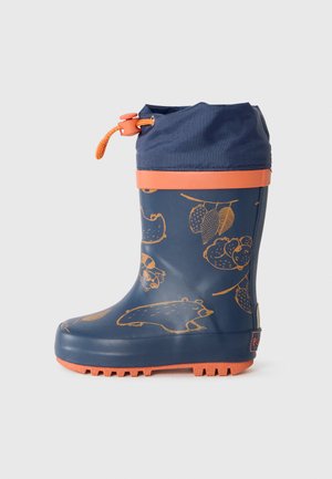 Gummistøvle i marineblå med orange accenter, prydet med dyre- og frugtmønstre. Snøre øverst for justerbar pasform, tekstureret sål for godt greb.